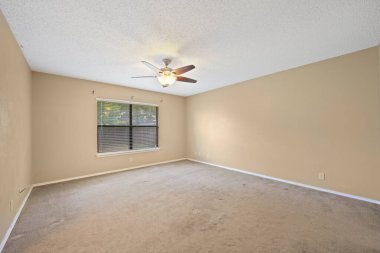 Üst kata çıkan zarif merdivenlerle birlikte davetkar bir şöminenin bulunduğu geniş ve boş bir oturma odası, rahat bir atmosfer yaratıyor.