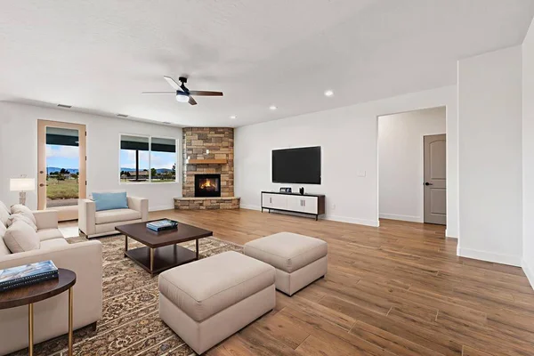 Tartıştığımız oda zarif ahşap döşemeleri olan rahat bir oturma odası ve sıcaklığı ve karakteri olan büyüleyici bir şömine.