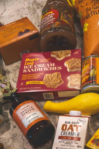 Dondurmalı sandviçler, yulaf kreması ve ağız sulandırıcı bir cazibe için güzelce hazırlanmış çeşitli çeşniler de dahil olmak üzere çeşitli gurme atıştırmalıklar ve market malzemeleri..