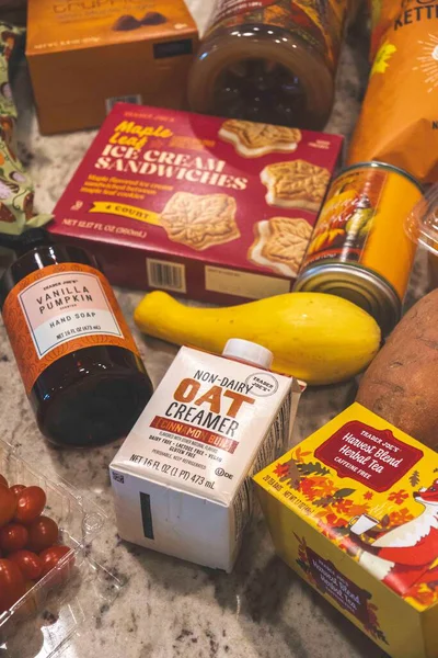 Mutfak tezgahına serpiştirilmiş çeşitli canlı market eşyaları, atıştırmalıklar, sebzeler ve içecekler dahil..