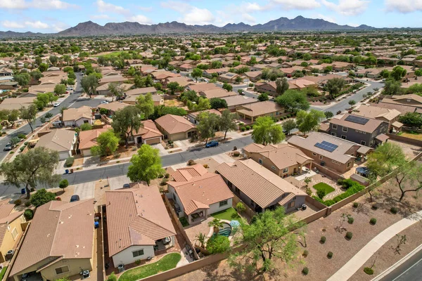 Burada güzel bir yerleşim yerini gösteren bir hava manzarası var. Arka planda büyüleyici dağlar görünüyor.