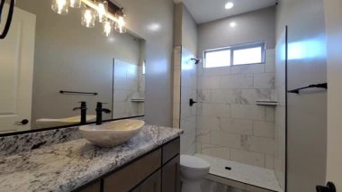 Spa, mermer duşlu, granit kaplamalı, siyah kibrit, lavabolu modern banyodan esinlenmiştir.,