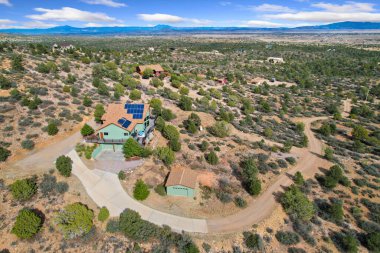 Virajlı garaj yolu ve bahçe girişi olan, bahçe düzenlenmiş ve sökülmüş Hava Panorama Konutu