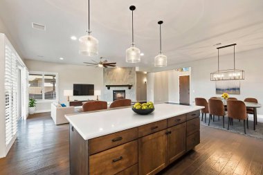 Adalı Geniş Mutfak, Sıcak Ahşap Kabin, Kolye Işığı, Bar Tabureleri, Paslanmaz Aletler,