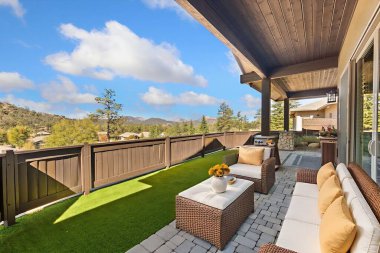Sunlit Balkon Yemeği Manzaralı Tepe Vistaları, Sabahları Yemek Masası, Konforlu Sandalyeler,