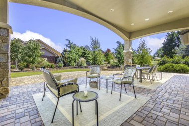 Gölgeli Patio Salonu, Oturma ve Kompakt Masası, Kapalı Tavan, Konforlu Yastıklar,