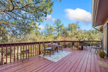 Geniş Masalı Geniş Güverte, Çoklu Sandalyeler, Açık Halı ve Manzara Ağaç Çizgisi Görünümü, İdeal Ayarlama