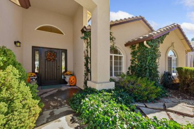 Parlak Sonbahar Girişi, Sıcak Mevsimlik Açık Hava Sunumu, Dekoratif elementlerle Düşük Temalı Girdiyi Davet Etme