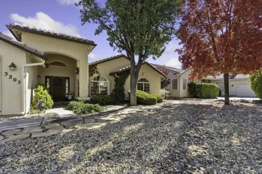 Taştan geçitli kemerli giriş ve olgun peyzajlı Akdeniz cephesi, Mükemmel