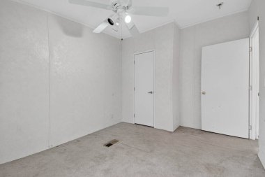 Tarafsız halı ve çift kapılı çok yönlü boş oda ofis dönüşümü ya da misafir odası için mükemmel.