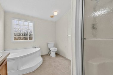 Sırılsıklam Küvetli Geniş Banyo ve Ayrı Cam Duşlu, Usta Geri çekilme Spa Atmosferi Sunuyor