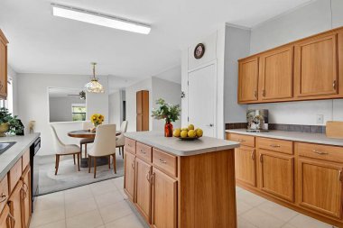 Adalı Bright Oak Mutfağı ve Yemek Nook. Gelişigüzel Kahvaltı İçin Hazırlanmış, Yumuşak Doğal Işık Boşluğu Dolduruyor,