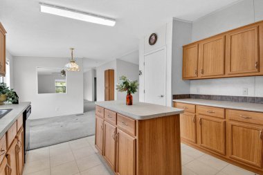 Açık Mutfak ve Yemek Bölgesi, Ada, Meşe Kabini, Kolye Işığı, Halı Geçişi