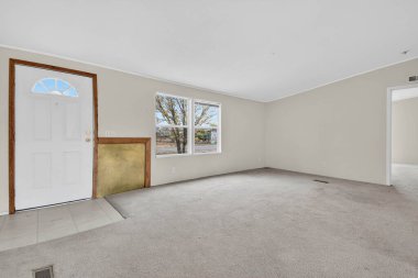 Ön kapısı ve penceresi olan boş giriş, halı döşemeli giriş kapısı doğal ışık ve eşik detaylarını sunuyor, emlakçı.