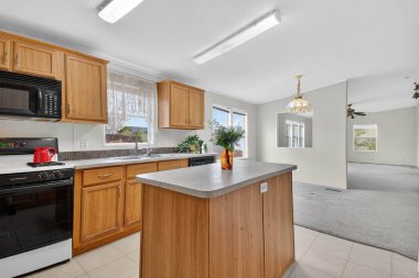 Central Island 'lı Parlak Mutfak, Meşe Dolapları, Siyah Aletler, Mikrodalga, Yemek Alanına Açık Akış, Döşeme