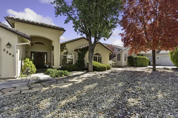 Taştan geçitli kemerli giriş ve olgun peyzajlı Akdeniz cephesi, Mükemmel