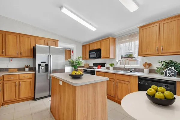 Paslanmaz Buzdolabı ile çağdaş bir mutfak. Aktif Ev Aşçısı, Cömert Ada için tasarlandı.