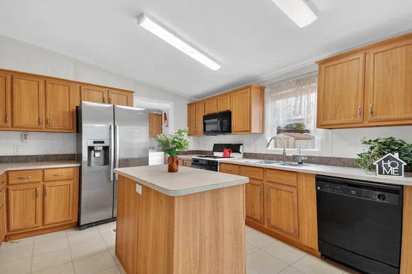 Paslanmaz Buzdolabı, Geniş Ada, Meşe Dolapları, Kara Bulaşık Makinesi, Granit Tezgahı