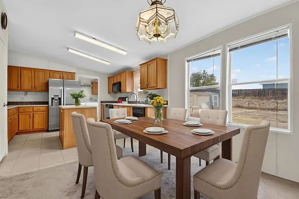 Güneşli Yemek Bölgesi, Masa ve Sandalyeler. Arkaya Bakış Geniş Pencereler, Tarafsız Palet, Döşeme