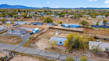 Sarı Ağaçlı ve Dağılmış Evleri ve Toplum Planlayıcısı Yürüyen Küçük Şehir Sokaklarının Tepedeki Panoraması