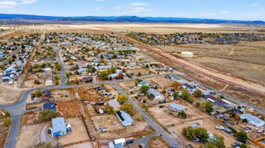 Kulübeleri, çitleri ve küçük bahçeleri olan İHA Bakış Alanı, Peyzaj Tasarımcısı