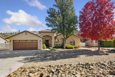 Ağaçları ve çimenliği olan sessiz bir bahçe doğal gölgesi ve eğlenceli eğlence alanları olan.