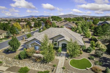 Hava Manzaralı Suburban Lüks Ev Gösterimi Bahçe, Havuz, Döşemeli Çatı ve Dolambaçlı Yol