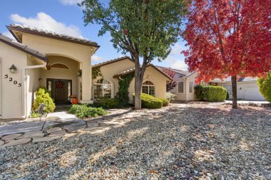 Canlı Düşük Bakım Ön Bahçesi Yerli Kayaları ve Dokularıyla Sürdürülebilir Avlu