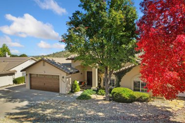 Kırmızı Akçaağaç ve Sonbahar Yeşillikleri, Manikürlü Ön Bahçe, İki Arabalı Garaj