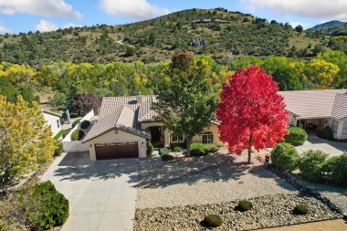 Kırmızı Akçaağaç Bahçeli Hava Banliyösü Çiftliği Bahçesi, Geniş Garaj Yolu, Eklenmiş Garaj,