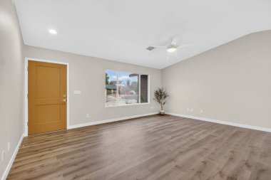 Penceresi Parlak Doğal Işık Sunan Çok Yönlü Boş Oda, İçişleri Bakanlığı Kurulumu veya Yaratıcı