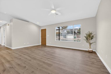 Pervaneli ve geniş pencereli Parlak Boş Oturma Odası Sanal Sahne ve İç Tasarım için ideal