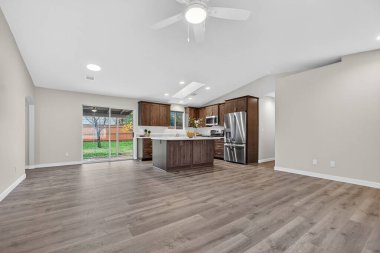 Ada ve teçhizatlı mutfak açmak, ev aşçısı paslanmaz buzdolabı ve kuvars ile yemek hazırlamak.