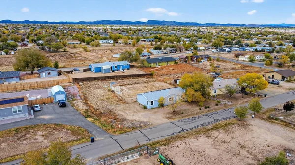 İHA Çekimi Çatıları, Yardları ve Boş Parselleri Temiz Güneşe Açılan, Güneş Yükleyicisi Görüntü Kullanan