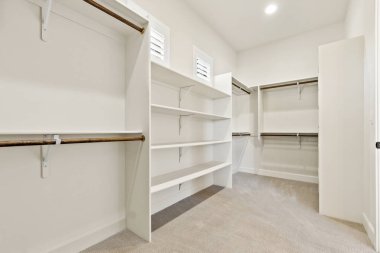 Modern Spa Banyosu Kurulumu, Yürüyen Duşlar ve Dekoratif Panjurlar içeren Çağdaş Banyo