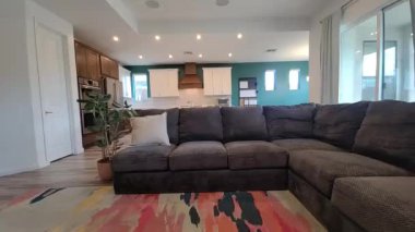 Açık Oturma Alanındaki Geniş Bölgesel Kanepe Mutfağa, Renkli Halı Çapa Alanı, Parlak Pencereler ve Teal