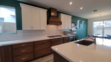 Ada Tezgahı Başlıklı Çağdaş Mutfak ve Ahşap Dolaplar, Şef Yaşam Tarzı Çekimleri İçin Hazırlık,