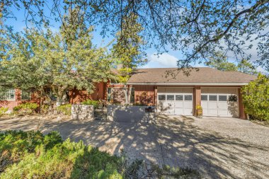 Banliyö Çiftlik Evi Bağlı Garajı, Uzun Garaj Yolu, Gölgeli Ön Bahçe ve Olgun Meşe Ağaçları, Sıcak Masa