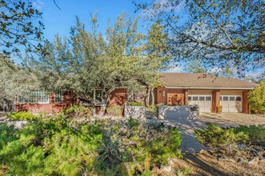 Çiftlik Evi 'ne giden ağaçlı yol, Rocky Peyzaj ve Benekli Güneş Işığı Doğal Sınır Oluşturdu