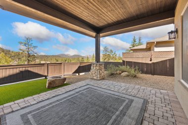 Süpürge Dağ Manzaralı Veranda, Taş Kolonlar, Dokulu Tavan ve Açık Hava Halısı