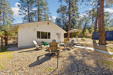 Pines Altındaki Beyaz Kulübe Bahçesi Emlakçısı Güneşli Gün 'de Açık Oturma ve Şenlik Ateşi Kuruyor