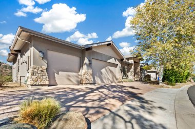 Sunlit House Harici Üç Arabalı Garajlı Taşlık Sergi ve Çöl Peyzajı, Emlak için ideal