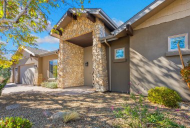 Taştan kemer girişi, patika yolu, kuraklığa dayanıklı bitkiler ve sıcacık sıva kaplama, eklenmiş