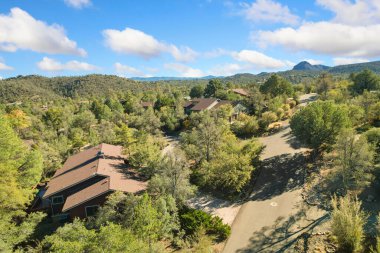 Havadan Mahalle Manzarası Vadi 'de Kümelenmiş Evler, Ağaçlı Şeritler, Güneş Işıklı Çatı ve Sarmal Çatı