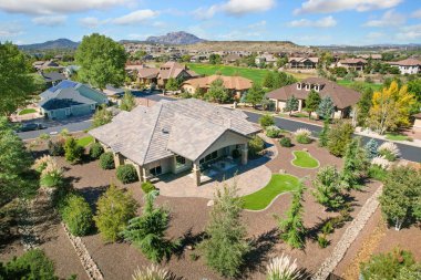 Hillside Hava Görüntüsü Manzaralı Mülkiyet, Döşemeli Çatı, Ağaçlar ve Virajlı Sokaklar, Panoramik