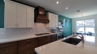 Modern Kitchen with Quartz Island, Undermount Lavabosu, Paslanmaz Range Hood ve Teal Accent, Şef Sahne Gösterileri