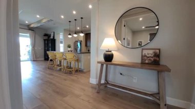 Giriş Konsolu Ayna Kolyesi Mutfak Parıltısı Sıcak Ahşap Yerler Hoş Geldiniz Voyer Vignette Dekorasyonu