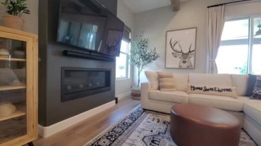 Sıcak Aksanlı Ev Ayarları, Doğal Elementler ve Yumuşak Mobilyalarla Rahatlatıcı Alan