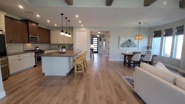 Açık Mutfak Adası Hardwood Zemin Parlak Alan Işıkları Akşam Yemeği Bölgesi Aile Dostu Yerleşimi