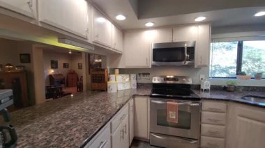 Parlak Mutfak Granit Sayacı, Ocak, Beyaz Dolaplar, Mikrodalga, Işıklandırma, Organize Baharat